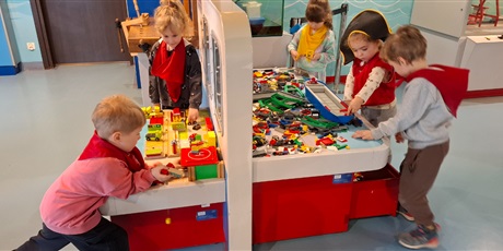 Powiększ grafikę: z-marynarzem-motlawkiem-po-statku-lekcja-muzealna-motylkow-w-narodowym-muzeum-morskim-682938.jpg