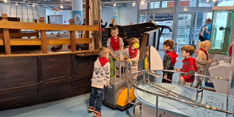 Powiększ grafikę: z-marynarzem-motlawkiem-po-statku-lekcja-muzealna-motylkow-w-narodowym-muzeum-morskim-682939.jpg