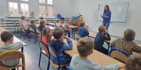 Powiększ grafikę: zajecia-dydaktyczne-gr-iii-w-sp6-lingwista-652402.jpg