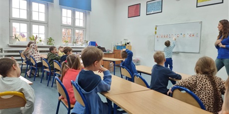 Powiększ grafikę: zajecia-dydaktyczne-gr-iii-w-sp6-lingwista-652409.jpg