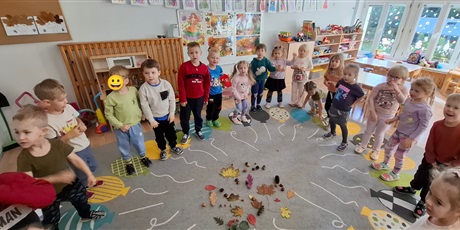 Powiększ grafikę: zajecia-sensoryczne-ze-skarbami-jesieni-w-gr-ii-646487.jpg