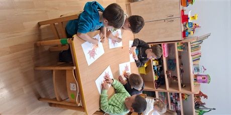 Powiększ grafikę: zajecia-sensoryczne-ze-skarbami-jesieni-w-gr-ii-646493.jpg