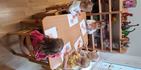 Powiększ grafikę: zajecia-sensoryczne-ze-skarbami-jesieni-w-gr-ii-646494.jpg