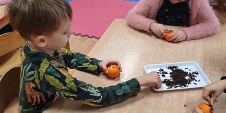 Powiększ grafikę: Pachnące świętami dekoracje z mandarynki i goździków
